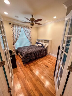 4 Schlafzimmer, Zimmersafe, Bügeleisen/Bügelbrett, WLAN