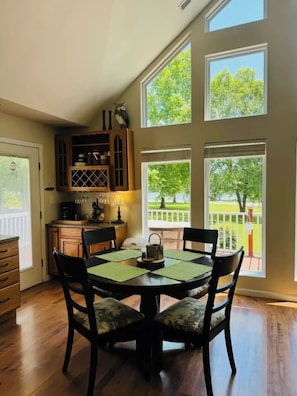 Dining - Relax & enjoy the river view, 5 min to Huntsville (Laceys Spring)