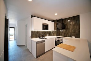 Fridge, microwave, oven, stovetop - Sea Turtle Apartamento - Albufeira (Albufeira)