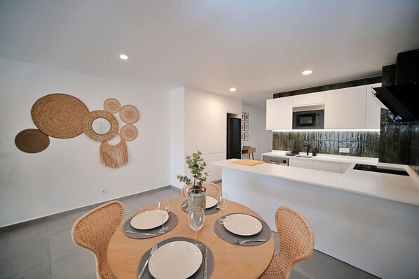 Fridge, microwave, oven, stovetop - Sea Turtle Apartamento - Albufeira (Albufeira)