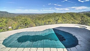 Una terrazza panoramica con vista su una valle boscosa.