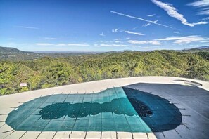 Outdoor pool - Cabin with Mountain Views and Hot tub (Sevierville)