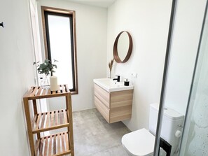 Sèche-cheveux, serviettes fournies, savon, papier toilette