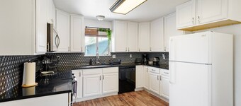 Pickleball, Golf, Arcade, Sleeps 15 people! Near Mountains, Ski Resorts, BYU/UVU