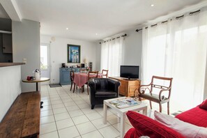 Una televisión, un reproductor de DVD, libros, un reproductor estéreo