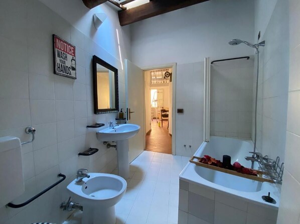 Appartement, 1 chambre | Salle de bain | Papier de toilette