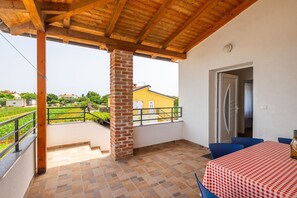 Outdoor dining - Villa with gym, private pool, BBQ (Pula)