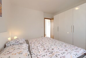 4 bedrooms, desk, free WiFi, bed sheets