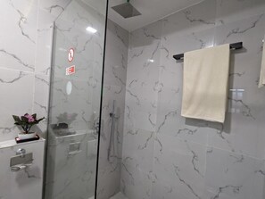 Klassieke kamer, balkon, uitzicht op stad | Badkamer | Een bad, gratis toiletartikelen, handdoeken, zeep