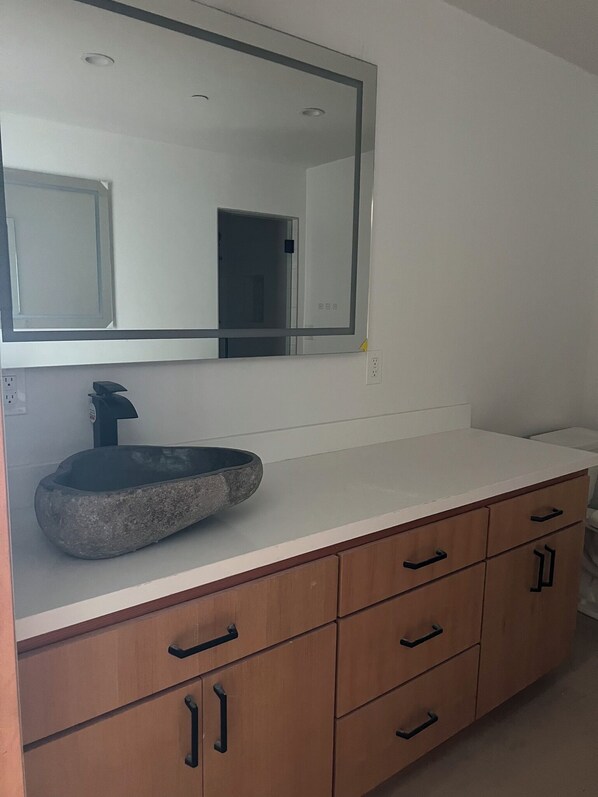 Shower - Peaceful 4-bedroom house in Oxnard (Oxnard)