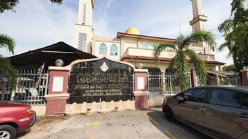 Vista frontal de la propiedad