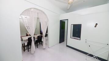 Habitación, 3 habitaciones | 1 habitación, espacio para trabajar con laptop y wifi gratis