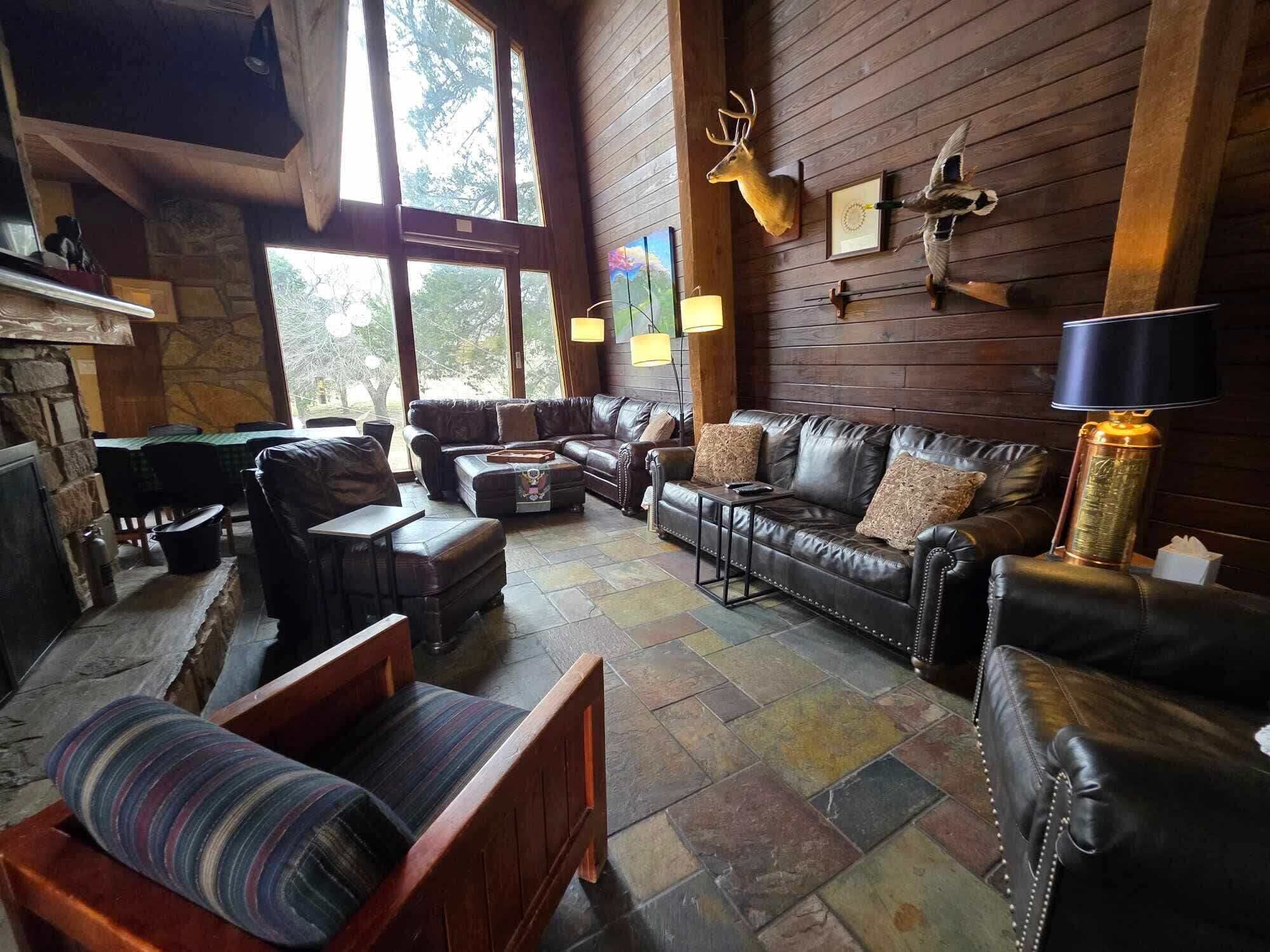 Televisión, chimenea, libros y oficina 