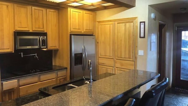 Coffee/tea maker, fridge, microwave, oven