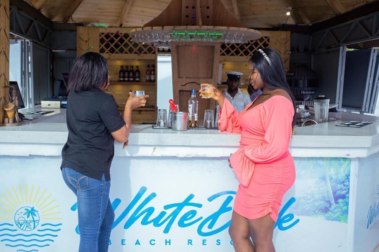 プールサイドバー