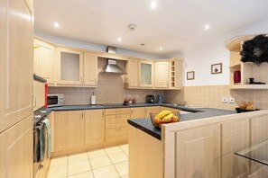 Fridge, microwave, oven, stovetop - Albert Park View (free parking!) (Middlesbrough)