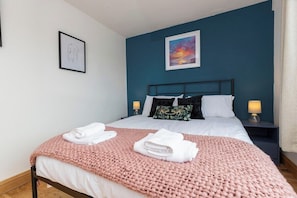 4 bedrooms, iron/ironing board, WiFi, bed sheets