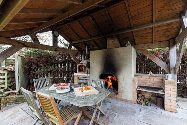 Outdoor dining - Seaside Haven for all the family (Marske-by-the-Sea)