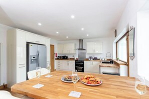Fridge, microwave, oven, stovetop - Seaside Haven for all the family (Marske-by-the-Sea)