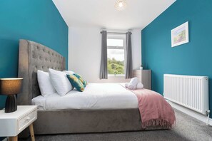 3 عدّة غرف نوم ومكواة/لوح كي وسرير سفر وواي فاي