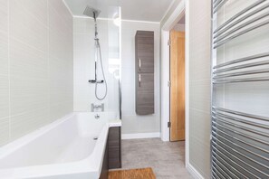Shower, hair dryer - Hidden Gem with bags of space!<br>3 Bed Town House! (Loftus)