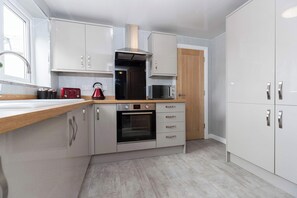 ثلاجة، ميكروويف، فرن، موقد طهي مسطح