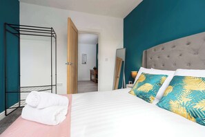 3 bedrooms, iron/ironing board, travel cot, WiFi - Hidden Gem with bags of space!<br>3 Bed Town House! (Loftus)