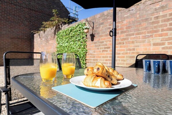 Outdoor dining - Spacious 3 Bedroom Home in Guisborough (Redcar and Cleveland)