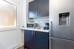 Fridge, microwave, oven, stovetop - Spacious 3 Bedroom Home in Guisborough (Redcar and Cleveland)