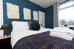 3 bedrooms, WiFi, bed sheets - Town centre & all the comforts! (Redcar and Cleveland)