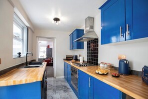 Fridge, microwave, oven, stovetop - Market Retreat Guisborough (Redcar and Cleveland)