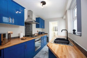 Fridge, microwave, oven, stovetop - Market Retreat Guisborough (Redcar and Cleveland)