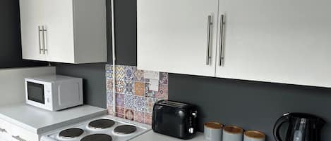 Réfrigérateur, micro-ondes, four, plaque de cuisson