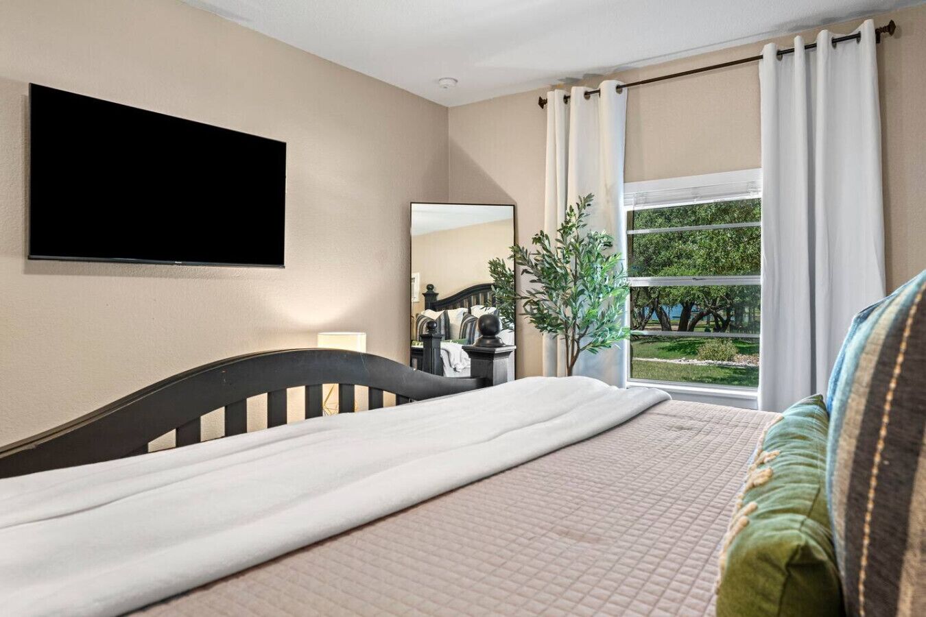 3 habitaciones, tabla de planchar con plancha, wifi y ropa de cama 