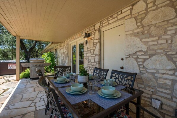Outdoor dining - Lake LBJ Pet /Family Friendly Home with Hot tub, Firepit, 2 SUP (Marble Falls)