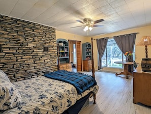 5 bedrooms, desk, WiFi, bed sheets