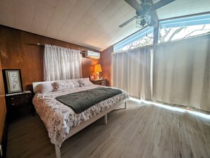 5 bedrooms, desk, WiFi, bed sheets