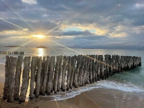 A wooden pier extending into calm waters with a sunset in the background. - Coeur d'intra, 4-person apartment 5 minutes from the beach (Saint-Malo)