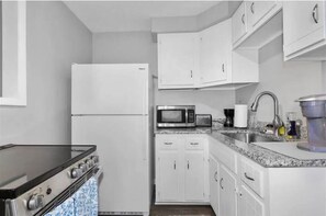 Microondas, horno, placa de cocina