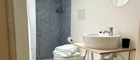 Haartrockner, Handtücher, Seife, Toilettenpapier