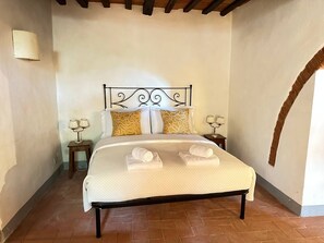 1 habitación, tabla de planchar con plancha, wifi y ropa de cama