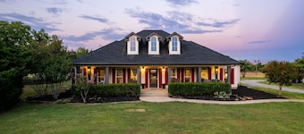 18-Acre Texas Ranch w/ Venue Barn & Pickleball