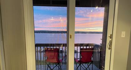 Lakefront 3-bedroom condo with AC and WiFi on Lake Chautauqua