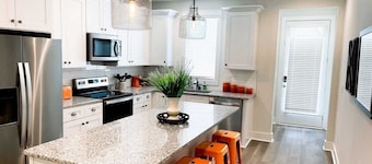 Aubie’s Favorite Place near Campus and Tiger Town with 2 King & 2 Queen beds