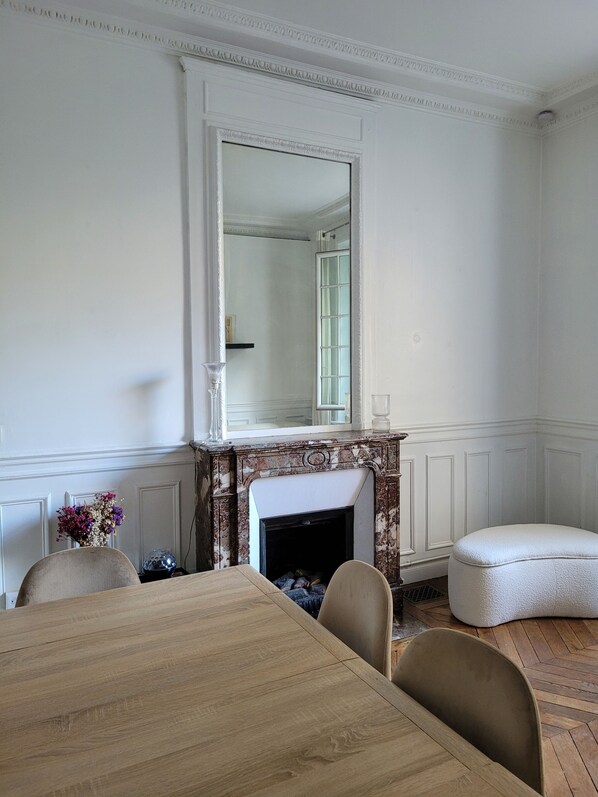 Dining - Apartment close to the Champs Elysées and major tourist attractions (Neuilly-sur-Seine)