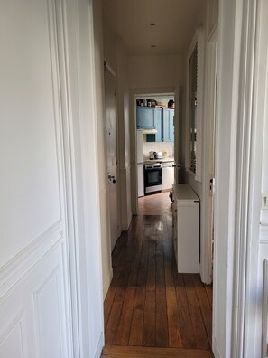 Fridge, microwave, oven, stovetop - Apartment close to the Champs Elysées and major tourist attractions (Neuilly-sur-Seine)