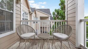 2 Schlafzimmer, individuell dekoriert, individuell eingerichtet