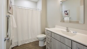 Standaard appartement, 1 slaapkamer | Badkamer | Een haardroger, handdoeken, zeep, shampoo