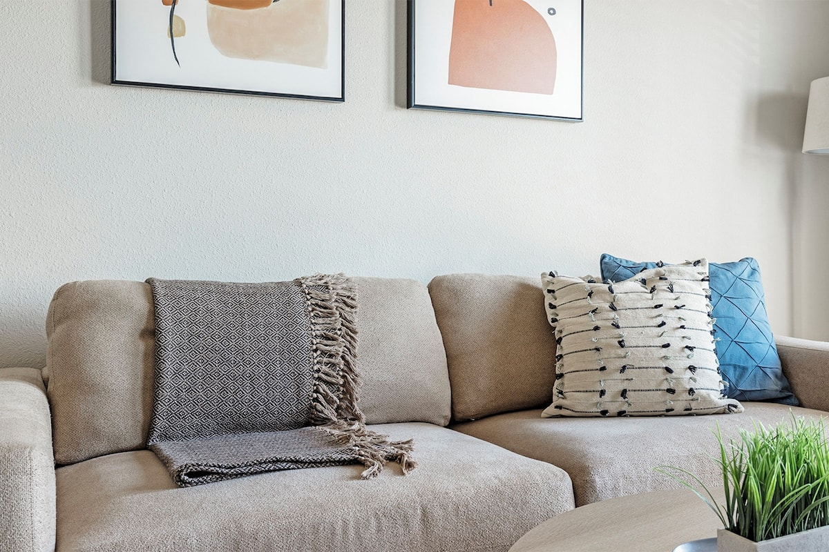 Standard Apartment, 1 Katil Raja (King) | Ruang tamu | 50 inci sebuah televisyen pintar dengan digital
