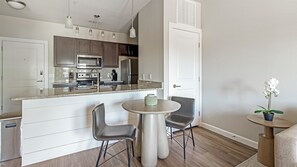 Standard Apartment, 1 Katil Raja (King) | Ruang makan